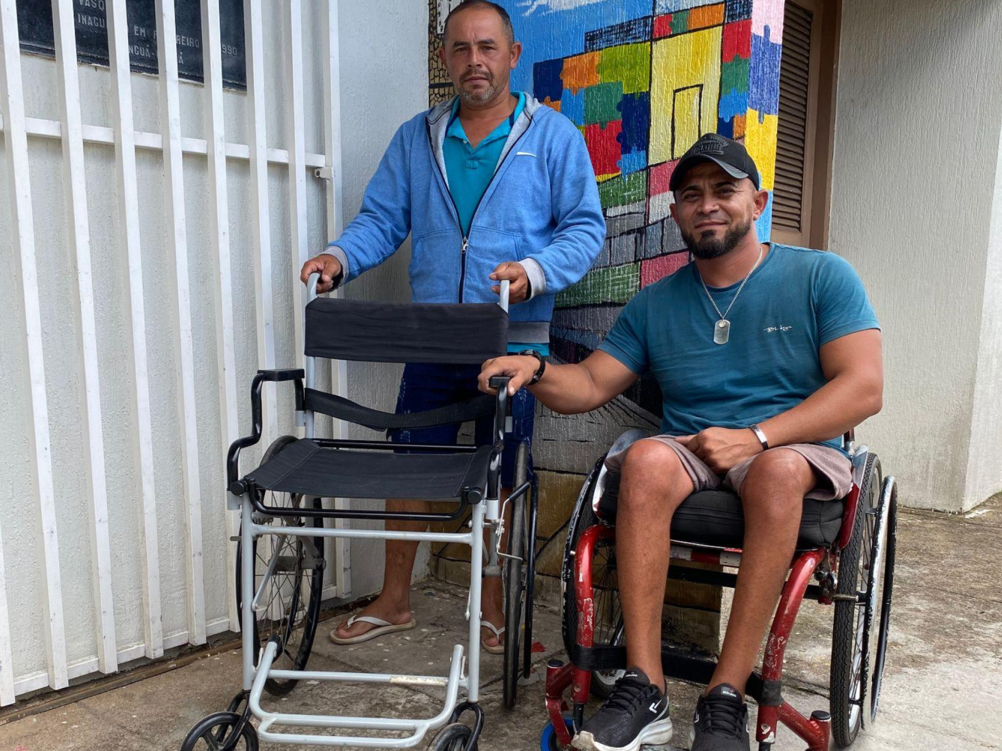 Imagem composta por uma pessoa cadeirante e outra recebendo uma a doação de uma cadeira de rodas pelo projeto Rodas Amigas
